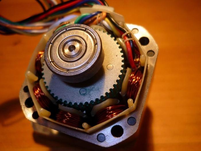 Hva er en stepper motor, hva er dens fordeler?