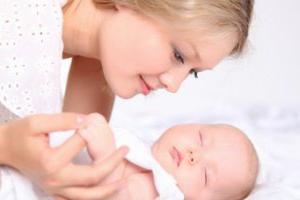 Grumler i babyens underliv: de viktigste årsakene og måtene å eliminere egenskapen