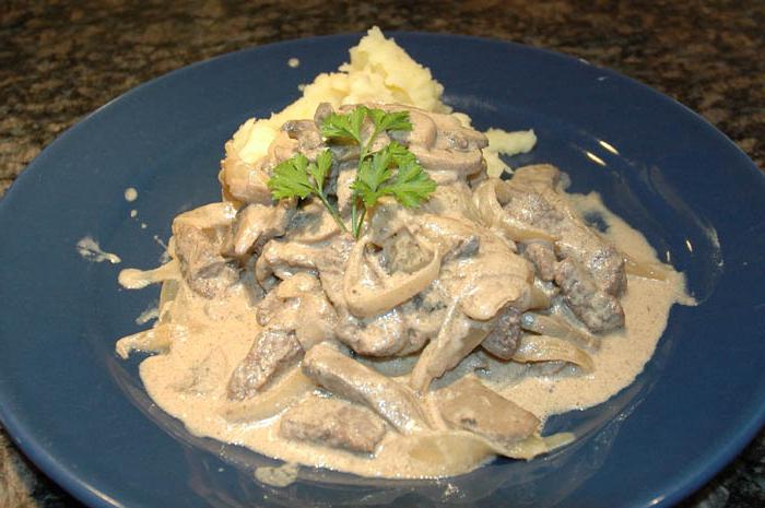 Beef Stroganoff fra bifflever med rømme