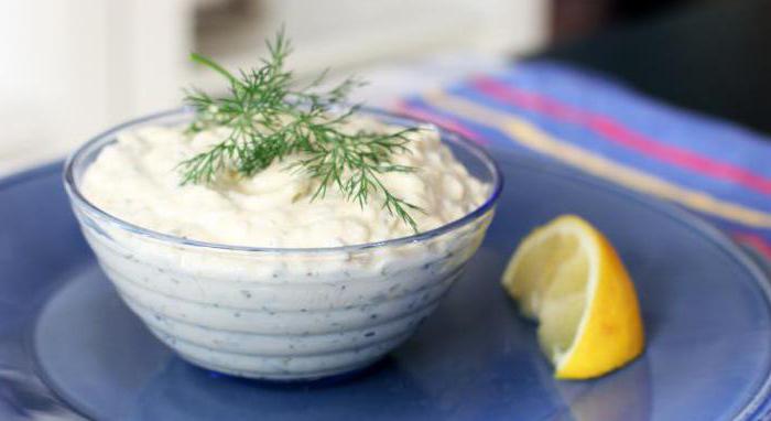 rømme saus med syltet agurk