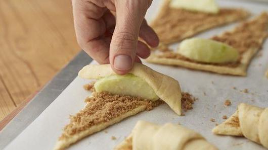 Velsmakende bagels med epler fra forskjellige deiger